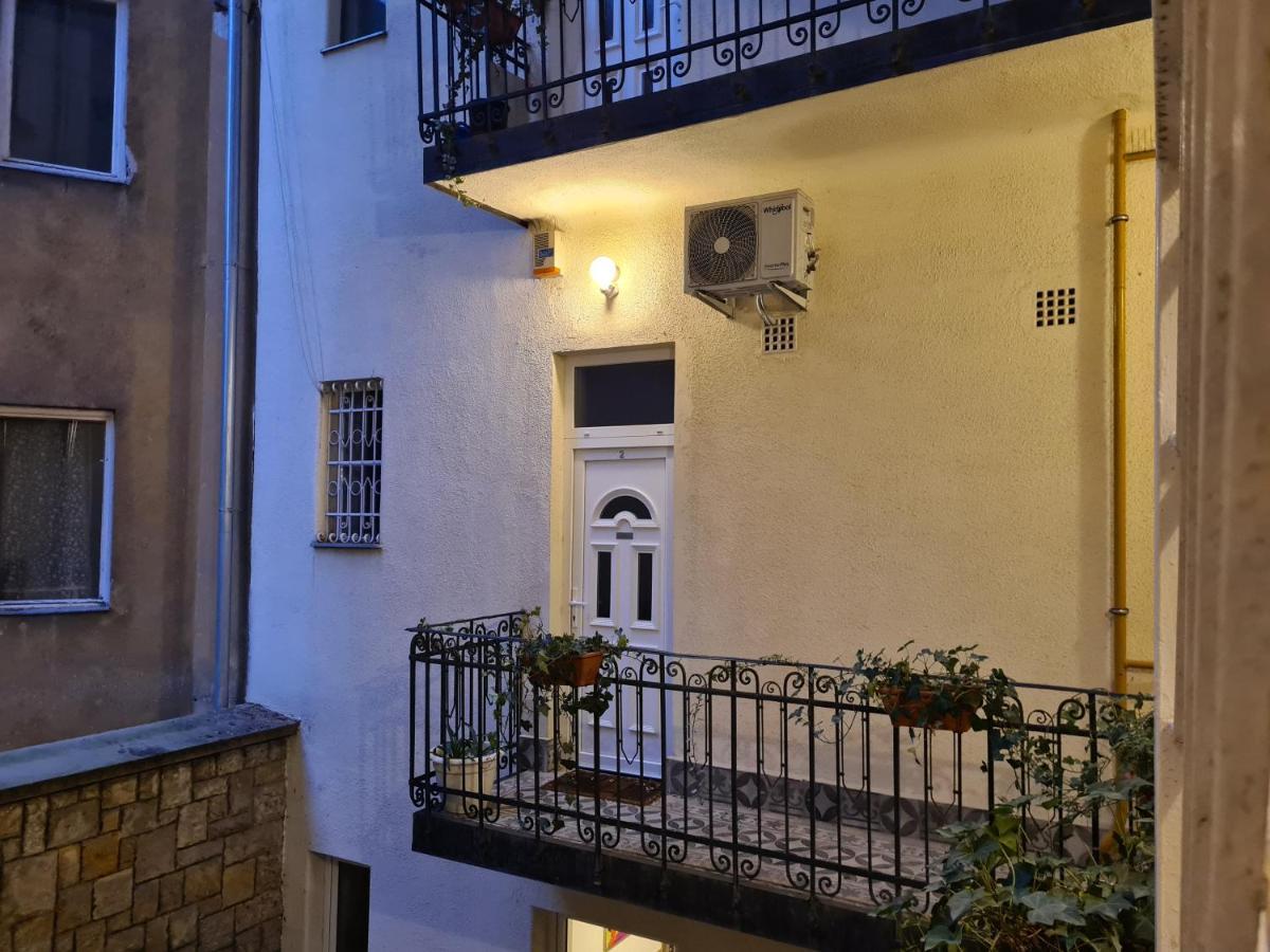 Swan Apartment Будапеща Екстериор снимка